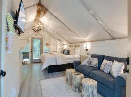 7 Fishing Lure Luxury Glamping Tent Fishing Theme，位于斯科茨博罗的酒店