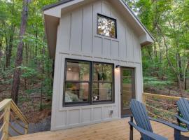 6 Pine Luxury Treehouse near Lake Guntersville，位于斯科茨博罗的露营地