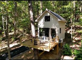 5 Willow Luxury Treehouse near Lake Guntersville，位于斯科茨博罗的露营地