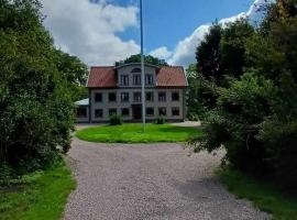 Sjötorps Säteris 1600-tals Huvudbyggnad，位于Larv的旅馆