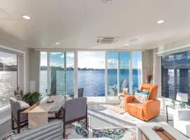 New Floating Luxury: Unique Houseboat Retreat