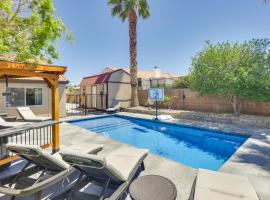 Lovely Bullhead City Retreat with Patio and Grill!，位于布尔海德市的酒店
