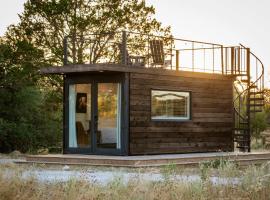 New The Perry Cozy Container Home，位于弗雷德里克斯堡的酒店