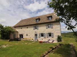 Maison de caractère indépendante, jardin, internet, animaux acceptés - FR-1-742-84，位于Jabrun的酒店