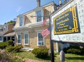 Sea Breeze Inn beach rentals，位于巴恩斯特布尔的酒店