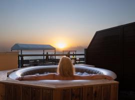 Venetico Beachfront Apartments & Suites - Sea View Suite，位于阿凯松的酒店