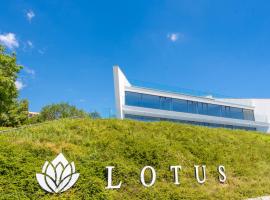 Lotus Luxury Rooms，位于瓦尔纳的酒店