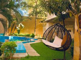 فيلا مبهجة مع مسبح وحديقة رائعة，位于十月六日城的酒店