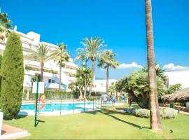 Gorgeous 2BR Apt. w/ Mountain View Puerto Banus，位于马贝拉的酒店