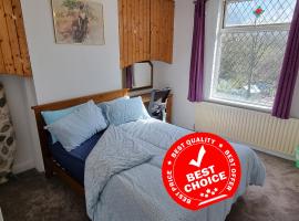 4 Bedroom House in Central Rochdale cul-de-sac Free Parking & Fast Wi-Fi，位于罗奇代尔的酒店