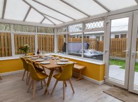 Detached Luxury 6 beds, Super Wi-fi, easy parking and Hot-tub，位于Baildon的酒店