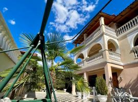 Guest House Pulake，位于培拉特的酒店