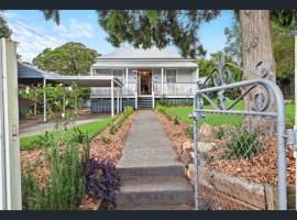 Belle Vue Cottage - East Toowoomba，位于土乌巴的带停车场的酒店