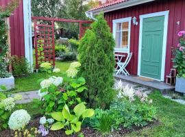 Cabin located in a traditionally Swedish setting!，位于于默奥的家庭/亲子酒店