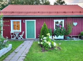 Cabin located in a traditionally Swedish setting!，位于于默奥的酒店