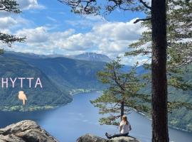 Stor hytte med 4 soverom og panoramautsikt over Tinnsj&oslash;en ved Rjukan og Gaustatoppen，位于H&aring;k&aring;nes的海滩酒店