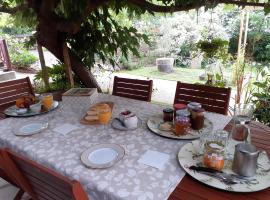 Au Bosquet, chambre et salle de bains avec petit déjeuner à 600 m du centre dans un cadre calme et verdoyant，位于萨利耶德贝阿尔恩的酒店