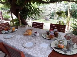 Au Bosquet, chambre et salle de bains avec petit déjeuner à 600 m du centre dans un cadre calme et verdoyant