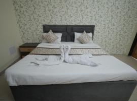 Hotel Mukund Dham-Near Mathura Railway Station，位于马图拉的酒店