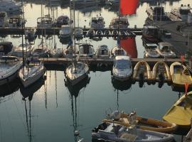 Boutique Apartment Hirondelle Port Frejus，位于弗雷瑞斯的酒店