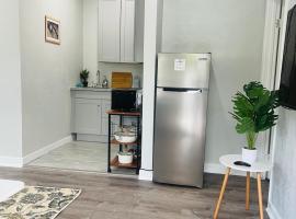 Guest house near LAX, Sofi, Intuit with private parking，位于英格尔伍德的酒店