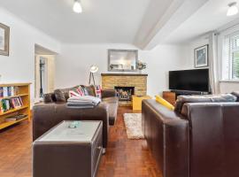 5 double beds in a detached house in Cheshunt，位于切森特的酒店