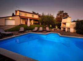 Villa Nina with Private pool near Poreč，位于波雷奇的带停车场的酒店