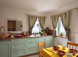 Cherry house - cosy house - ideal for bear watching, in the neighborhood of the medieval Snežnik castle，位于Stari Trg pri Ložu的酒店