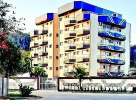 Apartamento com piscina, 300m da praia