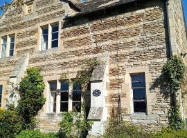 Characterful stone cottage in Uffington，位于Uffington的带停车场的酒店