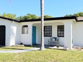 Whole House+Renovated+Pool+Lanai+BBQ+Close to All，位于西棕榈滩的酒店