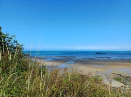 chambre d'hôte privative " la maison bleue à la mer"，位于Gicquel的住宿加早餐旅馆