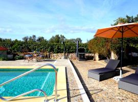 Casa con piscina en bonito entorno Mia，位于科斯提克斯的度假屋