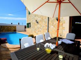 Bonito chalet con piscina cerca del mar，位于坎帕斯蒂利亚的酒店