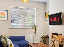 Crossrail Cottage - Large 2 Bedrooms - Sleeps 7 - Perfect for groups - Private garden - WIFI - Close to Elizabeth Line for easy access to Heathrow and Central London，位于格林福德的公寓