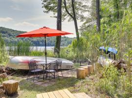 Lakefront New York Abode with Deck, Grill and Fire Pit，位于Mahopac的带停车场的酒店