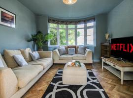 Elegant 3-Bed Home, West Bridgford & Large Garden，位于诺丁汉的酒店