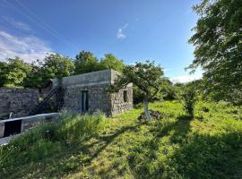 Zove Rural Cottage with garden views，位于Kʼarashamb的酒店