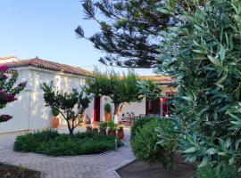 Mediterranean house with beautiful garden，位于卡罗维西的Spa酒店