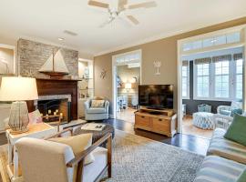 Charming Cottage Near Golf Courses and Marsh Walk!，位于默勒尔斯因莱特的酒店