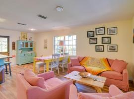 Hawthorne Retreat with Casita and Lake Winnott Access!，位于Hawthorne的酒店