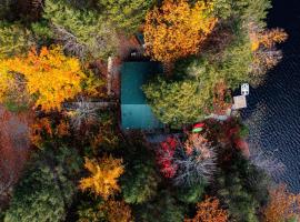 Panoramic Water Views , cozy house in Henniker ,NH，位于Henniker的酒店