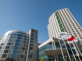 Hilton Beijing - Close to Capital Airport Express Subway & Liangma River located in the Embassy area，位于北京的酒店
