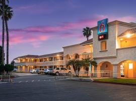 卡尔斯巴德海滩第6汽车旅馆，位于卡尔斯巴德加州乐高乐园附近的酒店