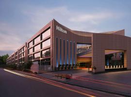 希尔顿班加罗尔使馆高尔夫酒店，位于班加罗尔National Aerospace Laboratories附近的酒店