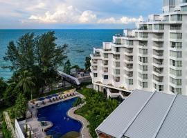 槟城度假希尔顿逸林酒店，位于峇都丁宜的带泳池的酒店