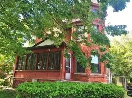 Vintage cute house 5 min from the beautiful Falls!