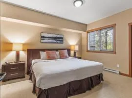 Spacious King Bed with Pool & Hot Tubs