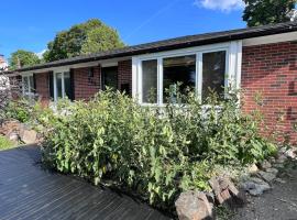 Three Bedroom Home with Pool Near Trent University，位于彼得伯勒的酒店