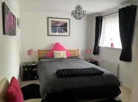 Dundee City Waterfront, 2 Bedroom 2 Bathroom Apartment - Parking and WIFI, short walk to V and A, Bus & Train Stations